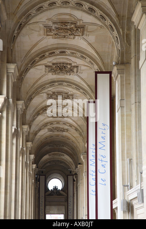 Cafe Marly situato nel Louvre Art Museum Building, Parigi, Francia Foto Stock