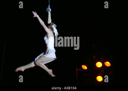 Un acrobat esegue presso il Moscow State Circus Foto Stock