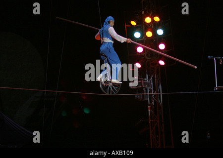 Un acrobat esegue presso il Moscow State Circus Foto Stock