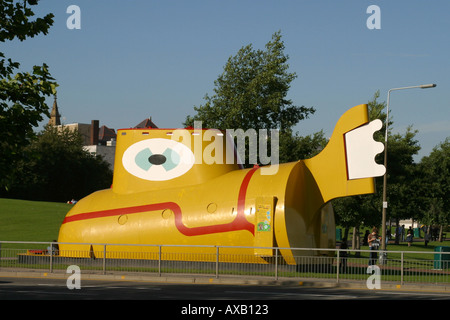 Il sottomarino giallo al di fuori dell'Albert Dock di Liverpool celebra la città patrimonio dei Beatles Foto Stock