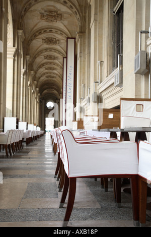 Cafe Marly situato all' interno del palazzo del Louvre Art Museum, Parigi, Francia Foto Stock