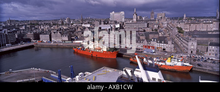 Aberdeen city docks e porto con oil rig approvvigionamento di navi dall'alto sopra di Aberdeen Scotland Regno Unito Foto Stock
