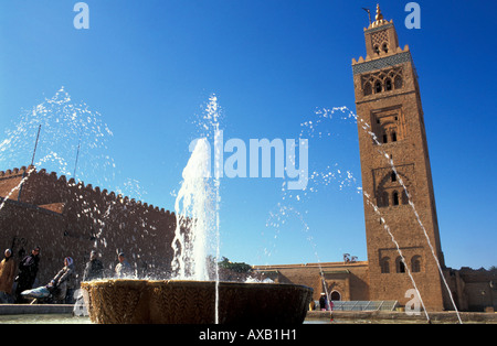 Fontana nella parte anteriore della moschea di Koutoubia, Marrakech, Marocco, Africa Foto Stock