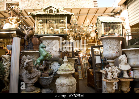 Antiquariato sul display nel mercato delle pulci di St Ouen Parigi Francia Foto Stock