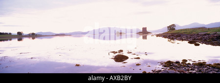 Lugubre luce della sera a Stalker Castle e Loch Linnhe Appin Argyll Strathclyde Scotland Regno Unito Foto Stock