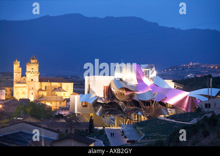 Bodegas Marques de Riscal in spagnolo La Rioja, realizzata dall'architetto Frank Gehry o al crepuscolo, Elciego, Spagna, Europa Foto Stock