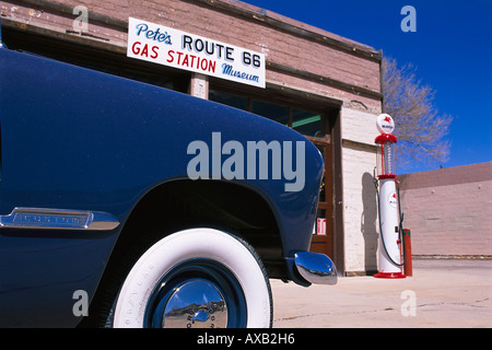 Auto d'epoca, in corrispondenza di una stazione di riempimento, Williams, Route 66, Arizona USA, America Foto Stock