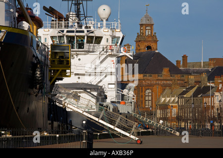 Vista lungo la banchina sud Great Yarmouth Norfolk showin un rig nave appoggio e il municipio storico Foto Stock