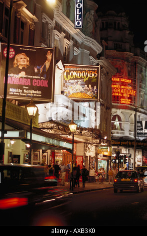 Teatri in Shaftsbury Avenue in serata, Soho, Londra, Inghilterra, Gran Bretagna Foto Stock