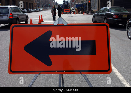 Traffico segno di avvertimento con freccia Foto Stock