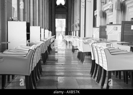 Cafe Marly situato nel Louvre Art Museum Building, Parigi, Francia Foto Stock