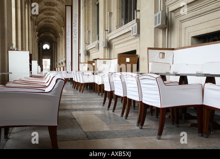 Cafe Marly situato all' interno del palazzo del Louvre Art Museum, Parigi, Francia Foto Stock