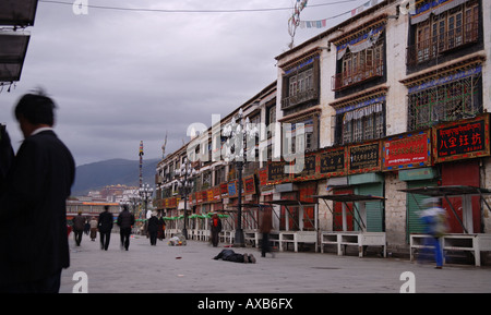 Pellegrino nei pressi di Jokhang Tempio a Lhasa, in Tibet Foto Stock