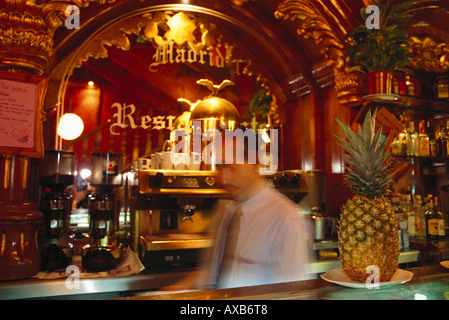 Ananas sul bancone del bar Taberna off, Plaza de Canalejas, Madrid, Spagna Foto Stock