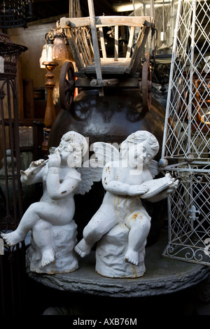 Antiquariato sul display nel mercato delle pulci di St Ouen Parigi Francia Foto Stock