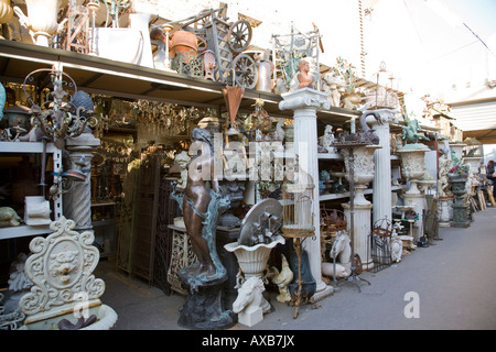 Antiquariato sul display nel mercato delle pulci di St Ouen Parigi Francia Foto Stock