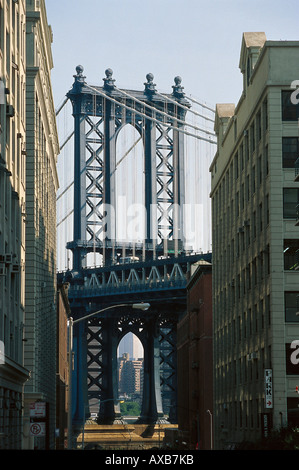 Manhattan Bridge da Dumbo, verso il basso al di sotto del ponte di Manhattan cavalcavia, Brooklyn, New York, New York, Stati Uniti d'America Foto Stock