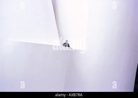 Un uomo presso il luminoso foyer del museo Guggenheim, Bilbao, Spagna Foto Stock