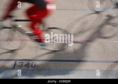 I ciclisti gara a Herne Hill Velodrome nel sud di Londra Foto Stock