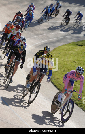 I ciclisti a Herne Hill Velodrome, Londra del sud Foto Stock