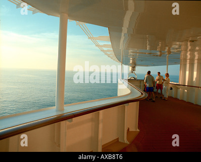 Gruppo di persone sul ponte passeggiata, Queen Mary 2 nave da crociera Foto Stock