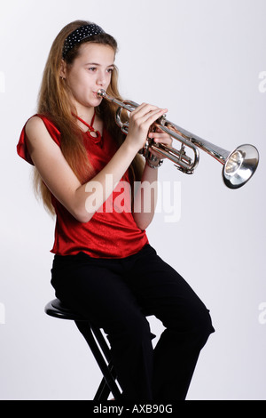 Fotografia di stock di una giovane ragazza a suonare la tromba Foto Stock