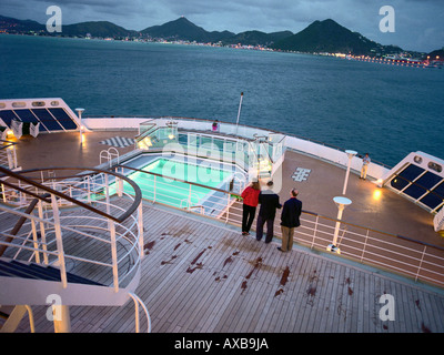 Persone su quarterdeck guardando verso la costa, Queen Mary 2, San Maarten, dei Caraibi Foto Stock