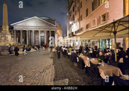 Il marciapiede ristorante e il Pantheon di notte, Piazza della Rotonda, Centro Storico, Roma, Italia Foto Stock