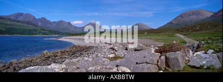 Nero e rosso Cuillin Hills sopra Loch Slapin Isola di Skye Highlands della Scozia Foto Stock