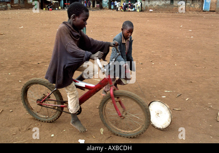 Bambini che giocano nella baraccopoli di Kibera, il più grande in Africa - Nairobi, Kenya Foto Stock