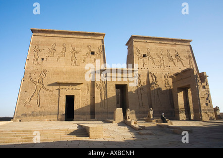 Primo pilone del Tempio di Iside Philae in Nubia vicino a Aswan Alto Egitto Nord Africa Medio Oriente Foto Stock