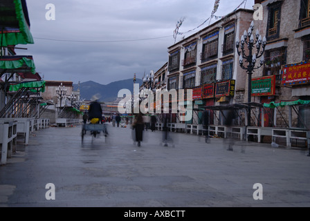 Pellegrino nei pressi di Jokhang Tempio a Lhasa, in Tibet Foto Stock