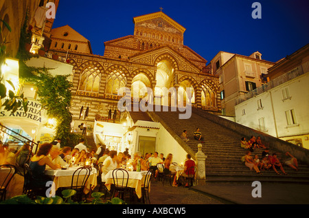 La gente seduta davanti a un ristorante e su per le scale di fronte al cathdral San Andrea, Piazza del Duomo, Amalfi, Amalfit Foto Stock