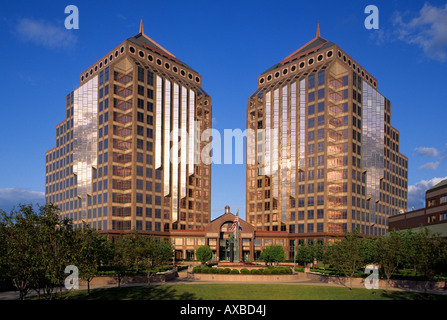 Architettura drammatica della Carlson torri a Minneapolis, Minnesota, chiamato con il nome di imprenditore di successo CURT Carlson. L'estate. Foto Stock