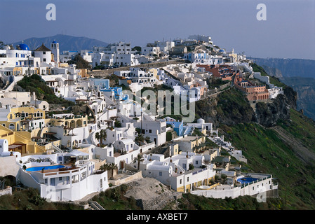 Case in una montagna del sole, Fira, Santorini, Cicladi Grecia, Europa Foto Stock