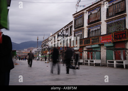 Pellegrino nei pressi di Jokhang Tempio a Lhasa, in Tibet Foto Stock