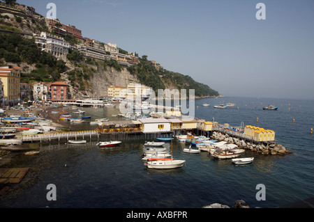 Una vista da una posizione elevata sulla baia o sul porto di Sorrento, Italia nel sole splendente, mostrando le barche e il molo Foto Stock