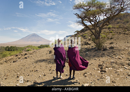 Masai uomini' Ol Donyo Lengai visibile in una distanza, Tanzania Africa Foto Stock