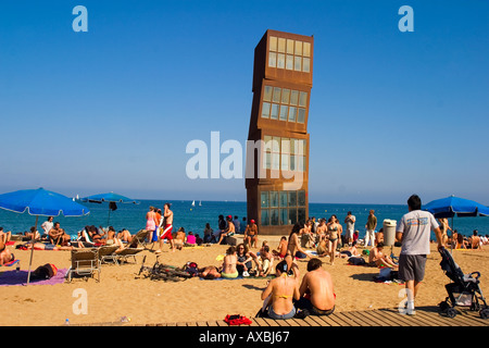 Spagna Barcellona spiaggia Platja de la Barceloneta persone scultura da Rebecca Horn Foto Stock