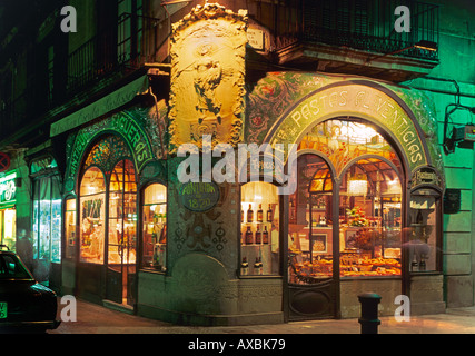 Spagna Barcelona Las Ramblas Partisserie Art nouveau fassade illuminata di notte Foto Stock