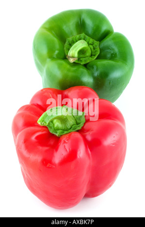 Il verde e il rosso paprica poggiando su ogni altro isolato su bianco Foto Stock