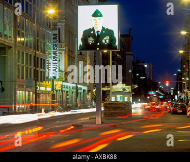 Berlin Friedrichstr al checkpoint charly storico valico di frontiera a sud della fine del museo friedrichstrasse Foto Stock