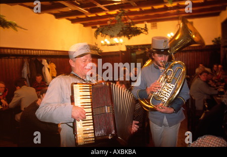 CZE Praga U Fleku famosa cantina di birra musicisti Foto Stock