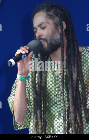 Cantante reggae tenendo il microfono dreadlocks lambeth paese mostrano brixton Londra Foto Stock