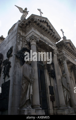 Guardando verso l'alto uno delle tombe di Recoleta Foto Stock