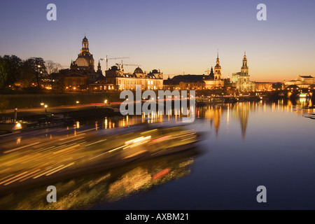 DEU Dresden vista panoramica dal ponte sul fiume Elba al tramonto Fraunekirche Hofkirche semper opera house tour in barca Foto Stock