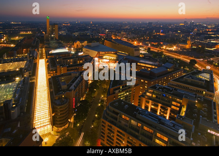 Berlin Potsdamer Platz arial vista sulla skyline di Marlene Dietrich sqaure teatro musicale del crepuscolo Foto Stock