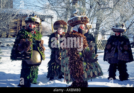 La Svizzera Appenzell tradizionale New Years Eve rito il 13 gennaio Sylvesterklaeuse con maschera tradizionale e costumi di andare da f Foto Stock