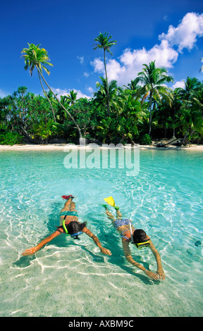 Sud Pacifico Isole Cook Aitutaki Lagoon un piede isola sogno spiaggia cristal acqua chiara giovane snorchling Foto Stock