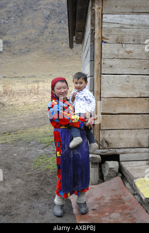 Madre con bambino in Tienschan montagne, Kazakistan, Tienschan, Bayankol Foto Stock